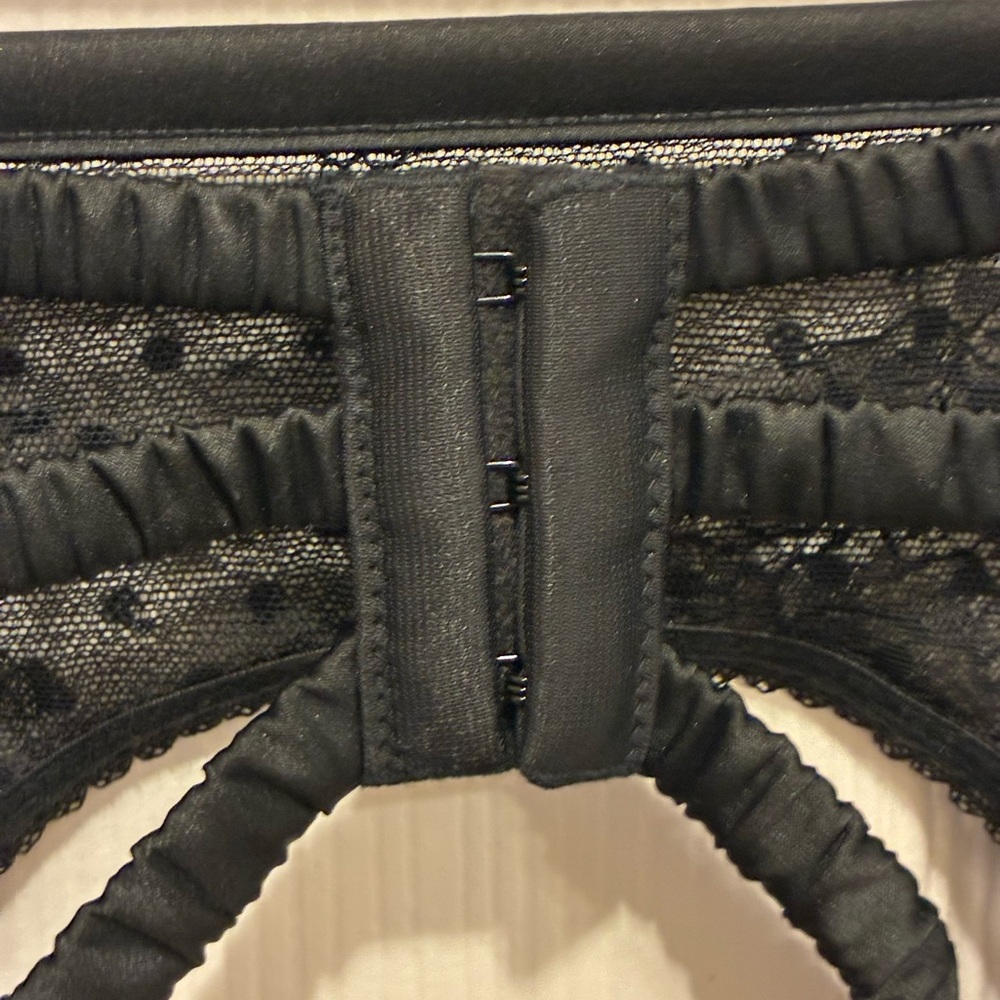 Victoria’s Secret SZ XS/ Small Black Sheer Polka Dot Garter Belt excellent - Picture 6 of 7
